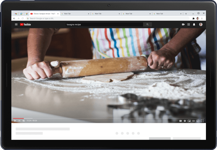 Laptop Pixelbook che mostra il video di una persona che spiana la pasta con un mattarello e lo stesso video trasmesso sullo schermo di una TV.