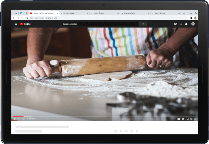 Laptop Pixelbook che mostra il video di una persona che spiana la pasta con un mattarello e lo stesso video trasmesso sullo schermo di una TV.