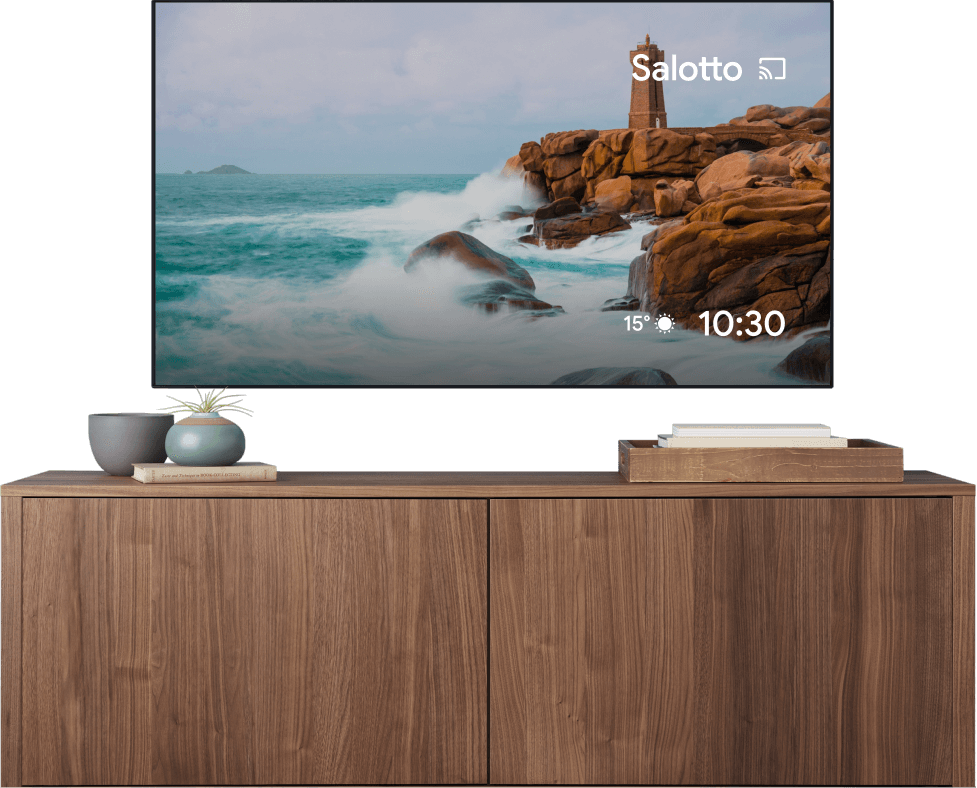 Schermo di una TV che mostra un video di una persona che spiana la pasta con un mattarello e lo stesso video trasmesso sullo schermo di un laptop.