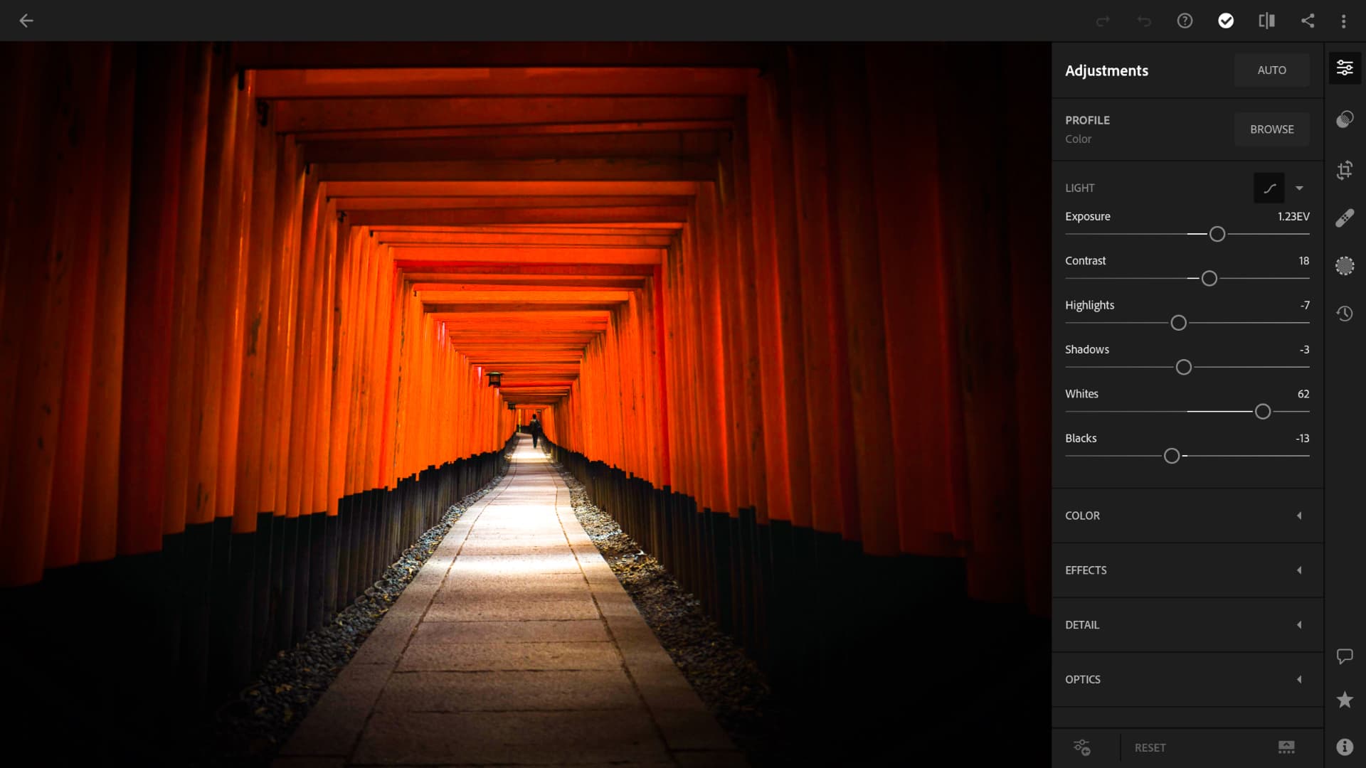 Adobe Photoshop Lightroom è un editor di foto potente e allo stesso tempo intuitivo. Lightroom ti permette di creare foto bellissime e ti aiuta a diventare un fotografo migliore.