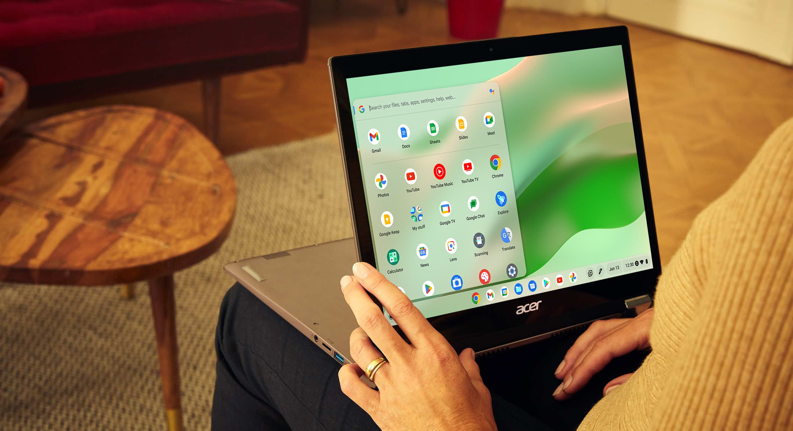 Una donna in una caffetteria usa il touchscreen di Chromebook per correggere il colore di alcune foto di paesaggi di un viaggio in montagna.